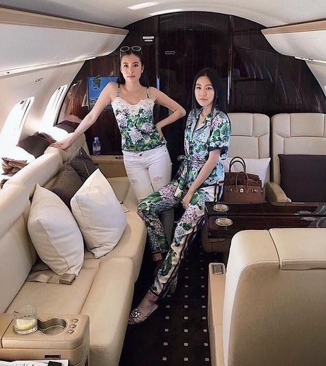 The REAL Crazy Rich Asians: Meet Socialite Sisters Michelle & Rachel Yeoh China Rich Girlfriend Aesthetic, Rich Sisters Aesthetic, Rachel Chu Crazy Rich Asians Outfits, Michelle Yeoh Crazy Rich Asians, Rich Asian Outfit, Rich Sisters, Crazy Rich Asians Outfits Ideas, Rich Asians Aesthetic, Rich People Outfits