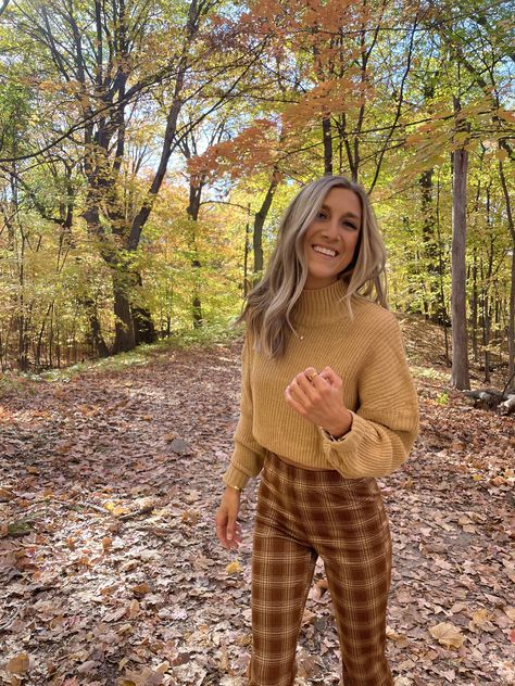 Flared Plaid Pants Outfit, Flare Plaid Pants Outfit, Plaid Brown Pants Outfit, Plaid Pants Outfit Fall, Flare Pants Outfit Winter, Plaid Flare Pants Outfit, Checked Pants Outfit, Brown Plaid Pants Outfit, Sweater Pants Outfit