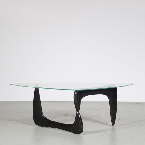 Listed on VNTG.com: Isamu Noguchi Coffee Table for Knoll International, USA 1950 | #vntg #vintage Noguchi Coffee Table, Isamu Noguchi, Table Desk, Table Design, Vintage Design, Vintage Designs, Coffee Table, Coffee, Design