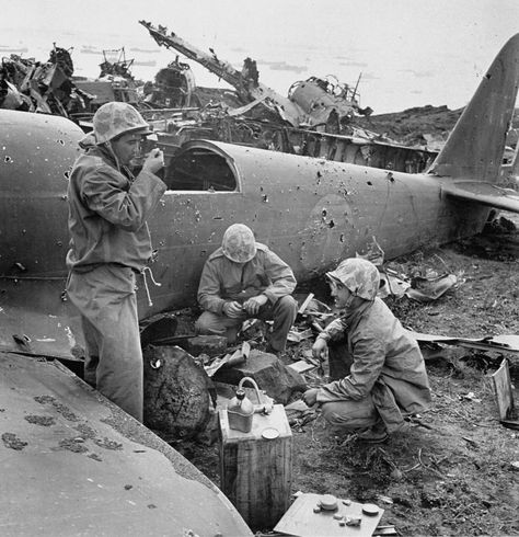 Take A Meal, Battle Of Iwo Jima, Eugene Smith, Ww2 History, Iwo Jima, Wwii Photos, Historia Universal, Us Marines, United States Marine Corps