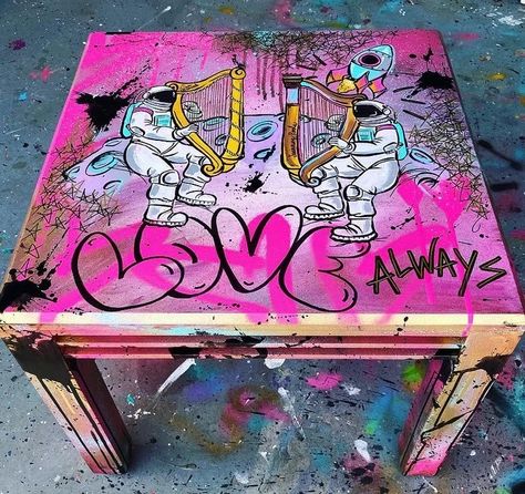 Graffiti Painted Furniture, Graffiti Furniture Ideas, Graffiti Table, Club Design Interior, Graffiti Bedroom, Graffiti Furniture, Skateboard Room, Fendi Purses, Graffiti Lettering Fonts