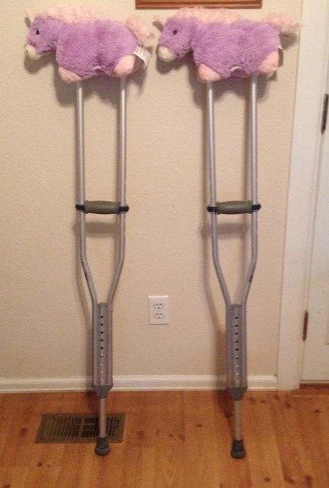 Use Mini Pillow Pets or Stuffies to cushion your crutches!!! Klutz Hack! :-) Decorating Crutches Ideas, Crutch Aesthetic, Decorated Mobility Aid, Crutches Hacks, Decorate Crutches, Crutches Decorated, Crutches Padding Diy, Crutches Aesthetic, Crutch Accessories