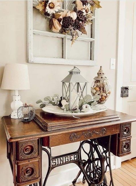 Decorating With Antique Sewing Machine, Vintage Sewing Machines Decoration, Vintage Sewing Machine Repurposed, Singer Sewing Machine Repurposed, Old Sewing Machine Table, Old Sewing Tables, Antique Sewing Machine Table, Sewing Table Repurpose, Singer Sewing Tables