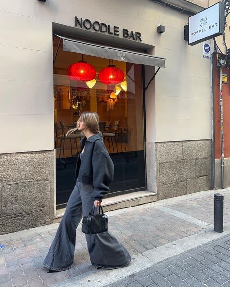 Spring Madrid Outfit, Street Style Barcelona, Outfits For Madrid In Spring, Spanish Spring Outfits, Barcelona Spain Fall Outfit, Spain Fashion 2024, Spain Outfit Winter, Barcelona Fashion Winter, Barcelona Fashion Fall