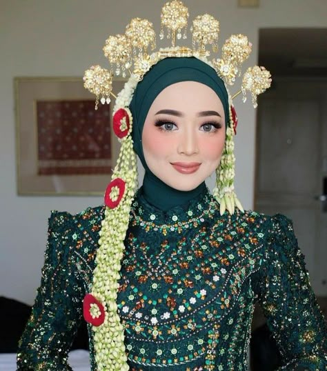 Singer Jawa Hijab, Paes Jawa Hijab, Javanese Wedding Hijab, Wedding Jawa Hijab, Nikah Adat Jawa, Akad Dress, Moodboard Wedding, Nikah Wedding, Muslim Wedding Gown