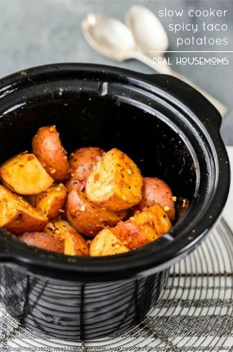 Slow Cooker Spicy Taco Potatoes Potatoes In Crock Pot, Taco Potatoes, Mexican Potatoes, Crock Pot Potatoes, Spicy Tacos, Crockpot Chili, Salad Pasta, Easy Side Dish, Crock Pot Slow Cooker