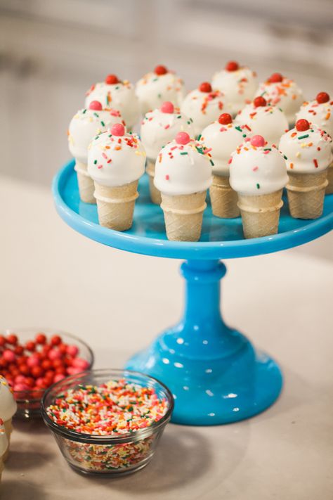 Ice Cream Cone Cake Pops – Jenny Cookies Cone Cake Pops, Red Velvet Ice, Ice Cream Cone Cake Pops, Make Cake Pops, Cone Cake, Red Velvet Ice Cream, Cake Pop Tutorial, Ice Cream Cone Cake, Mini Ice Cream Cones