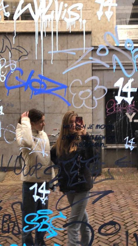 Mirror Graffiti Aesthetic, Graffiti Mirror Frame, Graffiti On Mirror, Writing On Mirror, Mirror Mural, Mirror Writing, Aesthetic Friend, Expo Marker, Mirror Photography