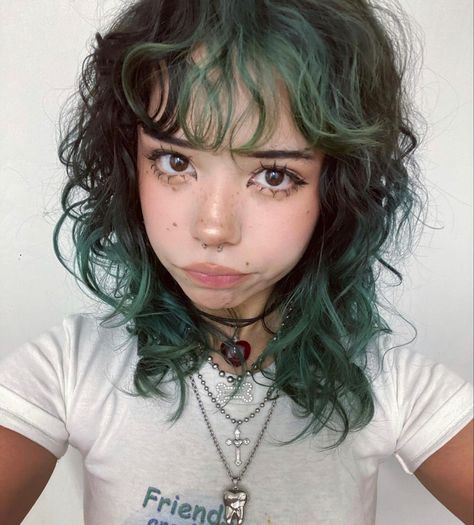 Hairstyle Cute, Green Hair Dye, Dyed Curly Hair, Aesthetic Brown, Hairstyle Inspo, Hair Inspiration Short, Haircut Hairstyle, Brown And Green, Green Ombre