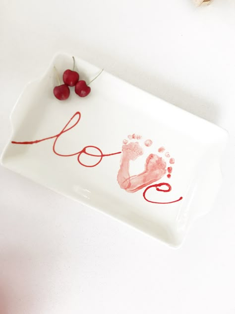 Baby Hand Print Valentines Day, Newborn Valentines Day Crafts, Baby Feet Painting Ideas Valentines, 1st Valentines Day Baby Crafts, Crafts With Newborns, Diy Baby’s First Valentines, Baby Valentines Art, Diy Baby Valentines, First Valentines Day Baby Crafts