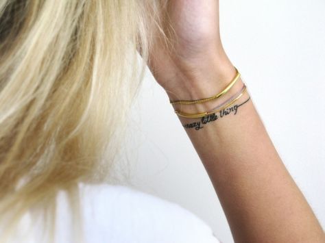 ein kleines Armband Tattoo mit Schrift Wrist Tattoos Girls, Bracelet Tattoo, Tattoos Skull, Tattoo Bracelet, Home Tattoo, Tattoo Trends, Little Tattoos, Word Tattoos, Skin Art