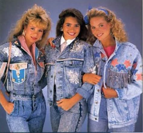 These ladies wearing way too much denim should not have been let out of the house. 1990s Fashion Trends, 1980s Fashion Trends, Look 80s, 1980 Fashion, Boyfriend Look, 1980’s Fashion, 80s Fashion Trends, 80’s Fashion, Look Jean