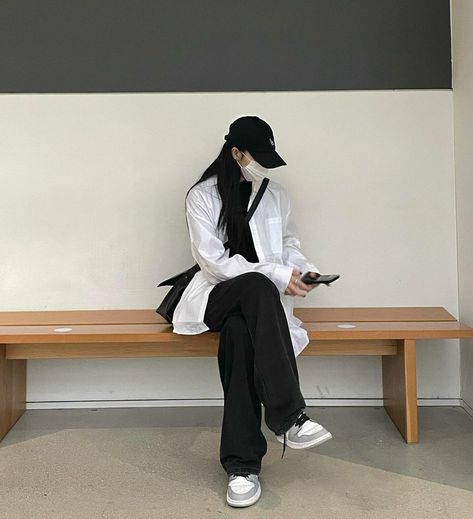 White Tomboy Outfit, Korean Baggy Outfits, Boyish Aesthetic, Target Aesthetic, Dunk Outfits, Tomboy Girls, Tomboy Outfit, Dress Over Jeans, Dunks Outfit