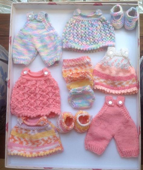 Knitted Dolls Clothes Free Patterns, Barbie Bebe, Boys Knitting Patterns Free, Small Baby Dolls, Bebe Clothing, Beanie Knitting Patterns Free, Miniature Knitting, Baby Doll Clothes Patterns, Big Sisters