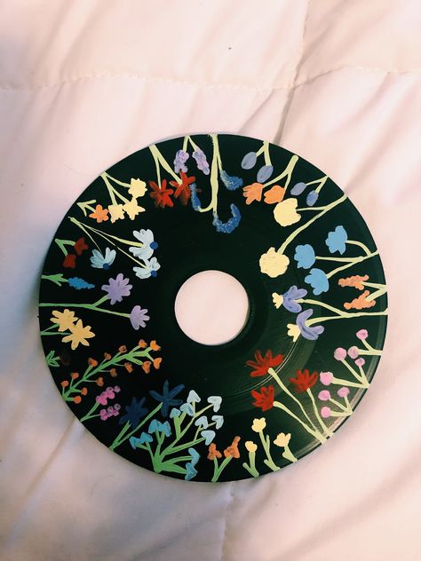 Flower Vinyl Painting, Painting Ideas Record, Flower Painted Records, Painted Records Flowers, Flower Record Painting, Painting Records Ideas, Record Painting Ideas Hippie, Painted Cd Ideas, Painted Records Vinyl Easy