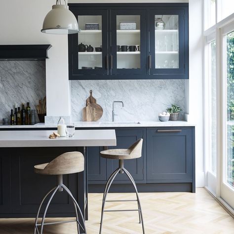 Farrow and Ball Railings paint Blue Kitchen Cabinets, Blue Cabinets, Kitchen Design Trends, Kitchen Color, Farmhouse Style Kitchen, Modern Farmhouse Kitchens, Blue Kitchens, Kitchen Colors, Beautiful Kitchens