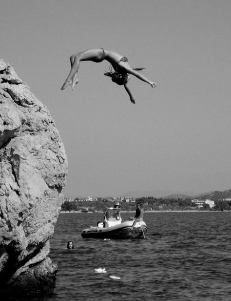 Sometimes you capture images at the best timing. Get out there and be fearless! (Maybe hand the camera off for this one) ;) Black And White Photo Wall, Black And White Picture Wall, Into The Water, Foto Tips, Ap Art, Black And White Aesthetic, White Picture, Black And White Pictures, Wild And Free