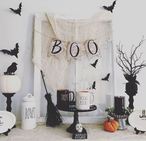 These Halloween decor ideas use simple colors. #halloweendecorideas #halloweenpartydecor #halloweenart #halloweendecorationsoutdoor #halloweendecorationsindoor #halloweendoorhangers Decoration Restaurant, Farmhouse Halloween, Pretty Halloween, Halloween Tattoo, Dekor Diy, Witch Decor, Halloween Decorations Indoor, Halloween Home, Theme Halloween