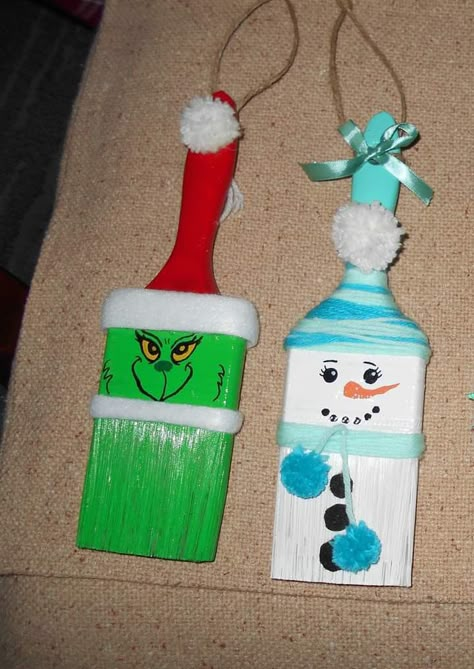 Grinch Paint Brush Ornament, Paintbrush Christmas Craft, Christmas Paint Brush Crafts, Paint Brush Snowman, Santa Paint Brushes, Paint Brush Christmas Crafts, Winter Craft Ideas For Adults, Paint Brush Ornaments, Paintbrush Crafts