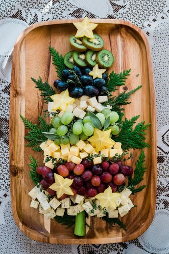 Christmas Tree Cheese Board, Tree Cheese Board, Christmas Tree Cheese, Christmas Brunch, Xmas Food, Holiday Appetizers, Wine Tote, Christmas Party Food, Christmas Snacks