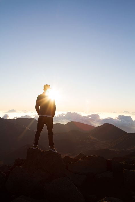 Men Sunset Photography, Sunrise Photography People, Sunset In Mountains, Sunrise Hawaii, Haleakala National Park Sunrise, Men Wallpaper, Freedom Photography, Sunrise Hike, Man And Nature