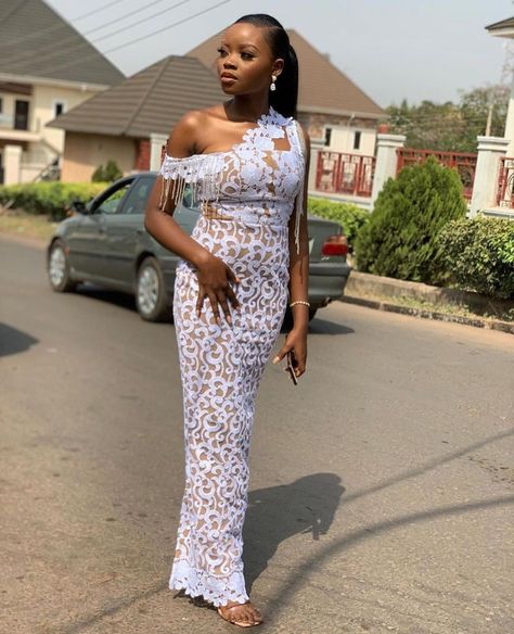 White Lace Asoebi, White Asoebi Lace Styles, Owambe Lace Styles, Lace Asoebi Styles, Asoebi Lace Styles, Combination Dresses, Stylish Naija, Traditional Wedding Attire, 2piece Outfits