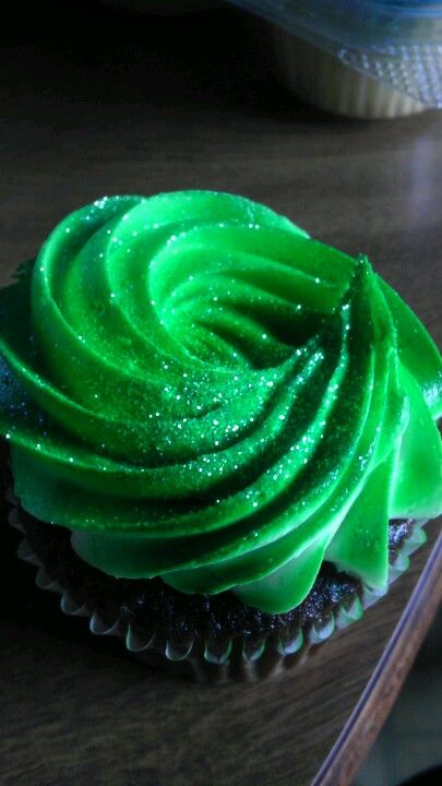 Hunter Green Cupcakes, Cupcakes With Green Frosting, Green Icing Cupcakes, Emerald Green Cupcakes, Cupcakes Green Frosting, Green Theme Cupcakes, Aesthetic Green Cupcakes, Granny Party, Green Icing