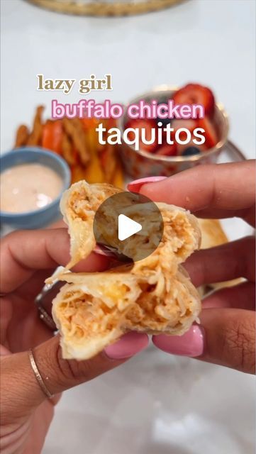 MaKayla Kim Thomas on Instagram: "If you make nothing else of mine, at least make these 🤤 my go-to macro-friendly buffalo chicken dip taken to the next level. Macros listed at end 🔥🔥   when you’re ready to eat food you love (in a way that’s NOT miserable)—I got you 👉🏼 digital cookbooks + fitness plans here makaylathomas . com" Monday Night Dinner Ideas Healthy, Makayla Thomas Fit Recipes Chicken, Makayla Food Fitness, Maykala Thomas Recipes, Mckayla Thomas Fitness Recipes, Makayla Fitness, Makayla Thomas Fit Recipes, Ready To Eat Food, Makayla Thomas