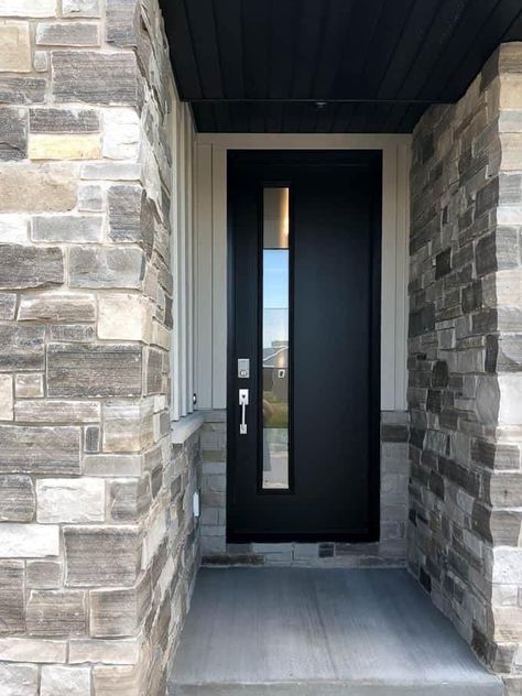 Modern Home Trends, Black Front Door, Front Door Inspiration, Modern Entrance Door, Modern Exterior Doors, Black Front Doors, Modern Entrance, Modern Front Door, Door Inspiration