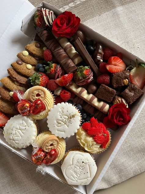 Valentines day box ideias #valentines #valentinesday #cookies #cupcakes #valentinesdaygift Unique Desserts To Sell, Unique Baked Goods To Sell, Valentine’s Day Dessert Box Ideas, Valentines Board, Valentines Day Box, Sell Ideas, Box Brownies, Valentine Desserts, Best Sweets