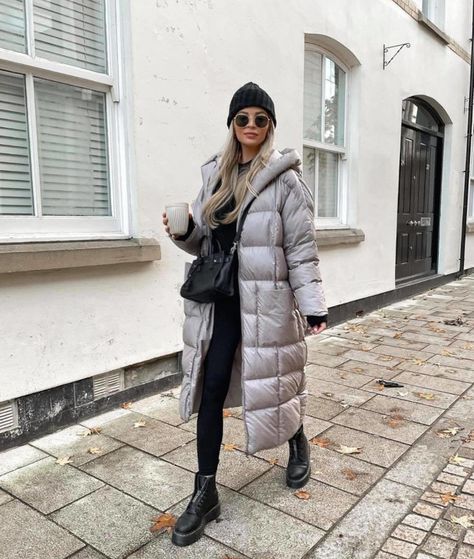 Long Duvet Coat Outfit, Duvet Coat Outfit, Long Grey Puffer Jacket Outfit, Long Puffer Coat Outfit Winter, Grey Puffer Coat Outfit, Long Padded Coat Outfit, Long Puffer Coat Street Style, Winter Outfits 2024 Women Trends, Gray Puffer Jacket Outfit