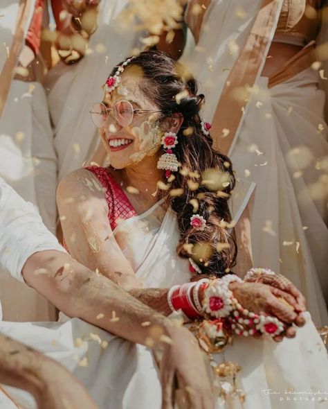 White For Haldi, White Haldi Outfit For Couple, White Lehenga For Haldi Ceremony, Off White Haldi Outfit, White Outfits For Haldi, Haldi Ceremony Outfit For Bride White, Haldi Ceremony White Outfit, White Saree Haldi Look, Haldi Outfits White