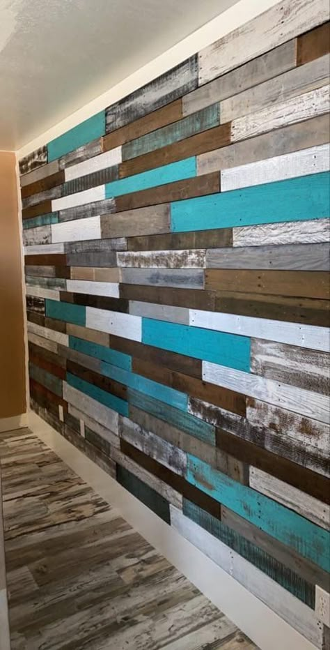 Pallet Wall Ideas Bedroom, Bedroom Western Ideas, Painted Pallet Wall, Rustic Wall Ideas, Western Accent Wall, Barn Tin Wall, Step Makeover, Rustic Farmhouse Living Room Ideas, Pallet Wall Ideas