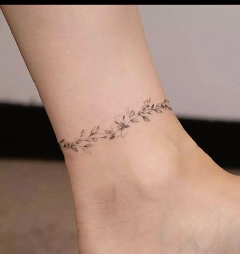 Small Vine Tattoo, Armband Tattoo Frau, Ankle Bracelets Tattoos For Women, Tattoos Pulseras, Anklet Tattoos For Women, Wrist Bracelet Tattoo, Tattoo Ankle, Tato Minimal, Vine Tattoo