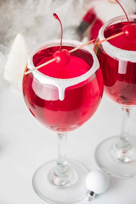 This Christmas Vodka Cocktail recipe expertly mixes vodka, cranberry and two other simple ingredients to create the perfect holiday beverage. Drink Masters, Santa Cocktail, Santa Drink, Christmas Cocktails Vodka, Christmas Vodka, Christmas Beverages, Vodka Cranberry Cocktail, Vodka Cranberry, Christmas Cocktails Easy