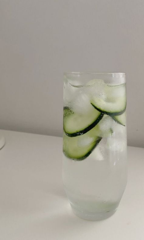 Cucumber Water, Water Aesthetic, Makanan Diet, Healthy Food Motivation, Healthy Girl, Healthy Lifestyle Inspiration, Green Juice, روتين العناية بالبشرة, Green Aesthetic