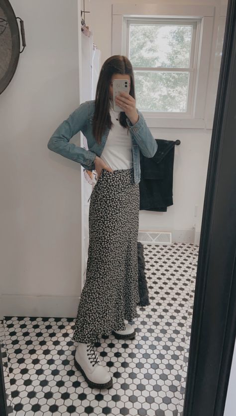 Modest Doc Martens Outfit, Winter Long Skirt Outfit, White Dr Martens Outfit, Long Skirt Winter, Skirt Outfit Casual, White Dr Martens, Martens Outfit, College Girl Fashion, Dr Martens Outfit