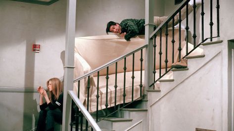 FriendsFest is returning and this time fans can visit Ross's apartment and recreate "PIVOT!" - DigitalSpy.com Pivot Friends, International Friends, Friends Poster, Farmhouse Side Table, Professional Movers, Friends Moments, Moving Tips, Greenwich Village, Trends International