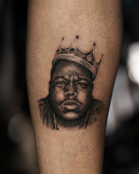 Biggie Smalls tattoo #smalltattoo #portraittattoo #realistictattoo Biggie Smalls Tattoo, Biggie Tattoo, Notorious Big Tattoo, Mic Tattoo, Music Tats, Tattoos 2022, Tupac And Biggie, Gangsta Tattoos, Chicano Tattoo