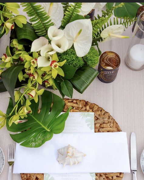 Wedding Decor Summer, Summer Wedding Decor, Tropical Centerpieces, Napkins For Wedding, Tropical Wedding Theme, Tropical Wedding Decor, Table Decor Wedding, Wedding Table Setting, Wedding Tropical