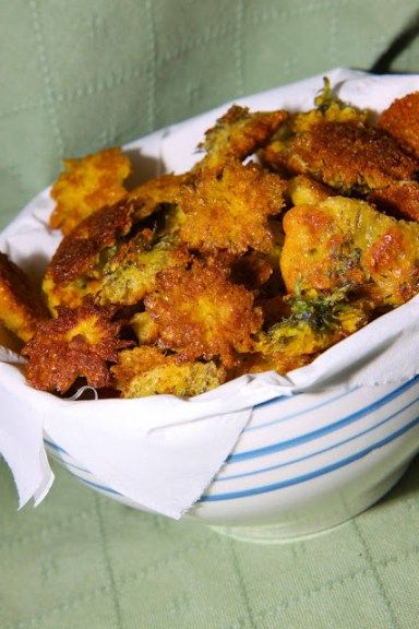 Old-Fashioned Homemade Dandelion Fritters: A Springtime Recipe, Dandelion Fritters, fried dandelions Fried Dandelions, Springtime Recipes, Edible Flowers Recipes, Wild Food Foraging, Foraging Recipes, Foraged Food, Dandelion Recipes, Flower Food, Survival Food