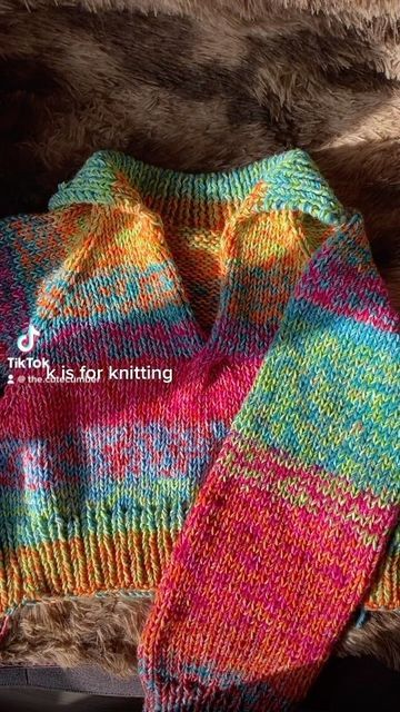 Colorful Knit Sweaters, Ombre Yarn Crochet Ideas, Handmade Knit Sweater, Patchwork Knit Sweater, Scrap Knitting Projects, Knitting Inspiration Sweater, Colorful Knitted Sweaters, How To Knit A Sweater, Scrap Yarn Knitting