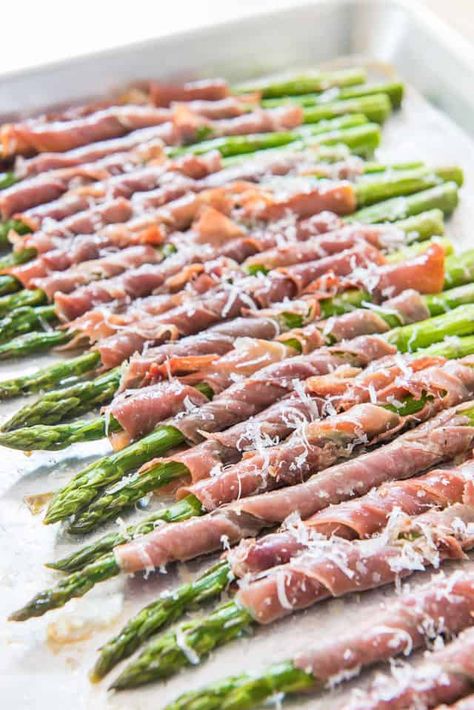 Prosciutto Wrapped Asparagus - Easy party appetizer! #prosciutto #asparagus #keto #party #appetizer Asparagus Recipes Appetizers, Asparagus Prosciutto Appetizer, Asparagus Appetizer Recipes, Vegetable Appetizers For Party, Appetizer Prosciutto, Asparagus Appetizers, Asparagus Wrapped In Prosciutto, Wrapped Appetizers, Asparagus Prosciutto