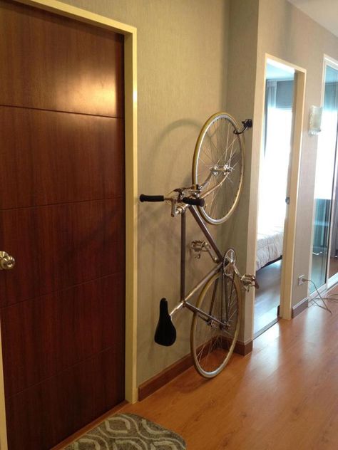 bici Speaker Stands Diy, Bicycle Wheel Wreath, Bike Storage Apartment, Indoor Bike Rack, Flat Renovation, Indoor Bike Storage, Bicycle Hanger, Wheel Wreath, Bike Shelf