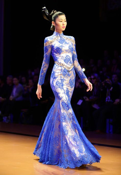 A model presents a creation by Chinese designer Zhang Zhifeng from 2014 NE-TIGER Haute Couture Collection at China Fashion Week in Beijing, October 25, 2013 Chinese Couture Gowns, Chinese Runway Fashion, Chinese Couture, China Fashion Week, Bridal Kimono, Fashion 2014, Chinese Fashion, Traditional Attire, October 25