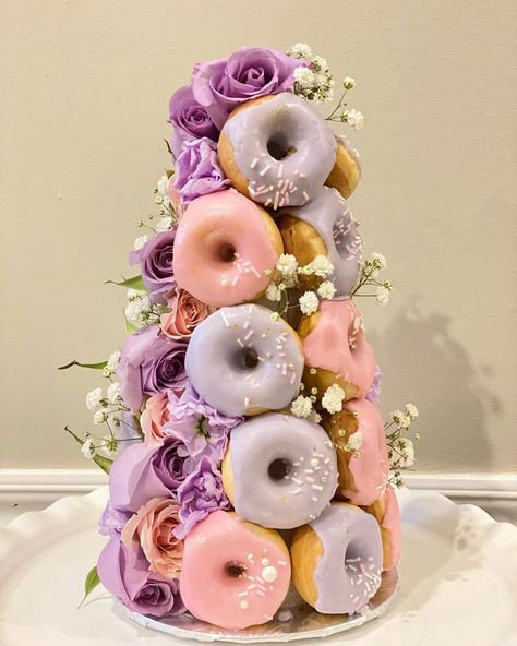 Darling Donuts on Instagram: “Purples and pinks for this sweet Darling Tower that headed out this past weekend 💜💖 Flowers by the amazing @jeansflowershophamilton . . .…” Mini Donut Tower Birthday, Doughnut Tower, Charcuterie Business, Donut Tower, Personalised Gifts Diy, Donut Shop, Mini Donuts, Cake Donuts, Party Food Appetizers