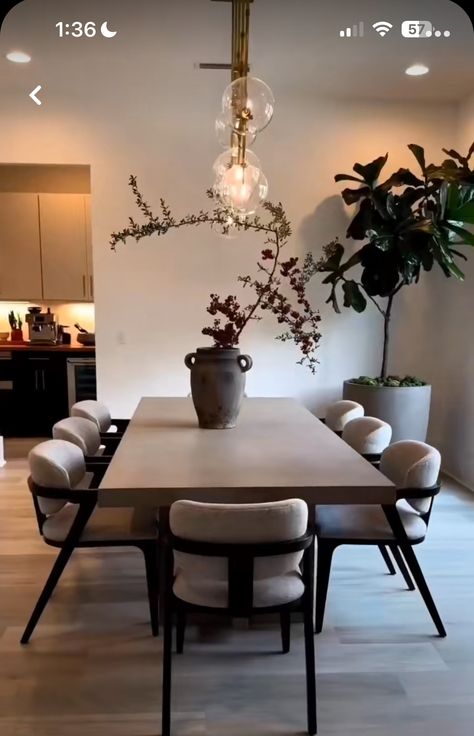 Hallway Dining Room Ideas, Dining Table Grey Floor, Morbylanga Dining Table, Dining Area Decor Ideas, Minimalism Dining Room, Dining Table Design Modern Luxury, Aesthetic Dining Room, Dining Area Decor, Dining Table Design Modern