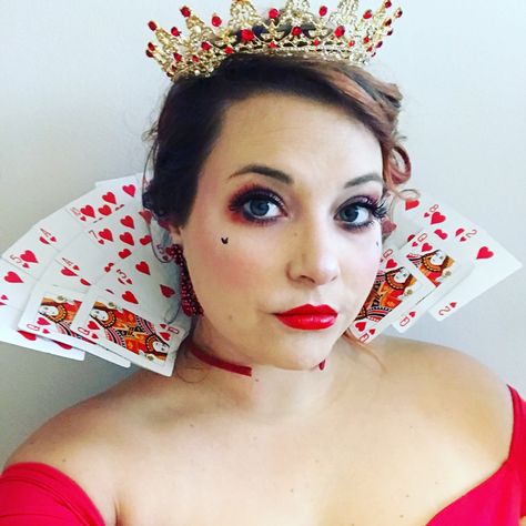 queen of hearts easy diy halloween costume card collar make up glam Queen Of Hearts Costume Diy, Queen Of Hearts Halloween Costume, Queen Of Hearts Halloween, Queen Of Hearts Makeup, Queen Halloween Costumes, Queen Of Hearts Card, Card Costume, Diy Collar, Diy Costumes Women