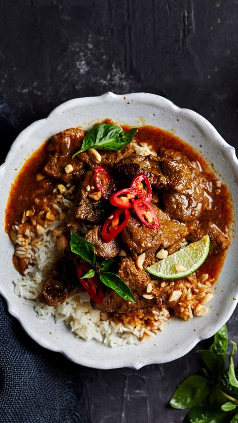 Coconut Beef Curry, Thai Beef Curry, Beef And Mushroom Stew, Beef Chunks, Thai Coconut Curry, Thai Yellow Curry, Beef Curry Recipe, Yellow Curry Paste, Vegetarian Stew