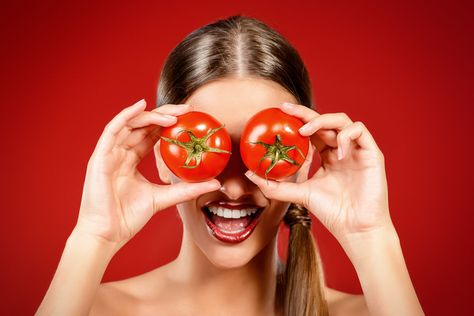 5 AMAZING BENEFITS YOU DIDN'T REALIZE ABOUT TOMATOES Tomatoes Benefits, Removal Of Blackheads, Benefits Of Tomatoes, Tomato Face Mask, Tomato Mask, Health Benefits Of Tomatoes, Oily Skin Products, Lemon Mask, Tomato Face